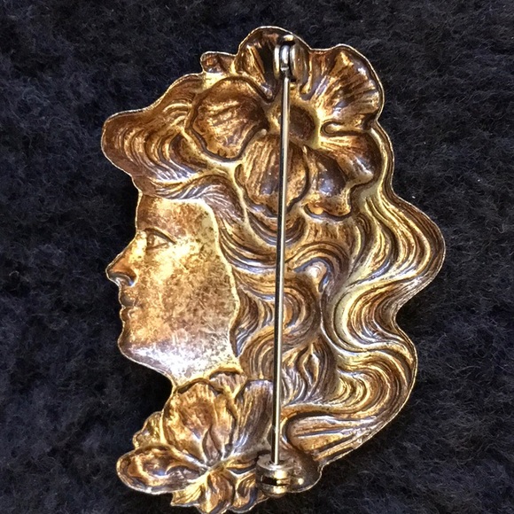 Golden Brooch - Picture 2 of 3